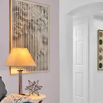 Serene Cozy Retreat With Balcony Free Parking